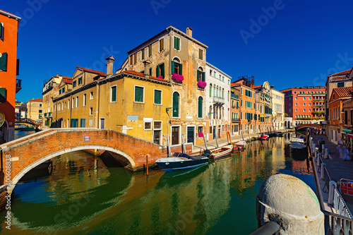 Fototapeta Naklejka Na Ścianę i Meble -  Scenic view of Venetian canals
