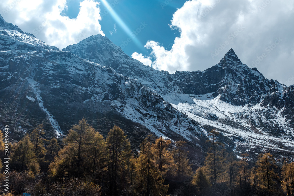 Obraz premium Late autumn snow mountain