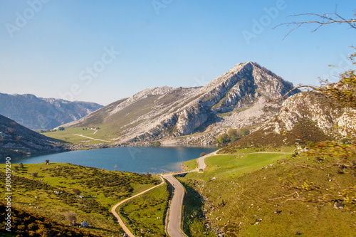 Wallpaper Mural Lagos de Covadonga y su paisaje natural Torontodigital.ca