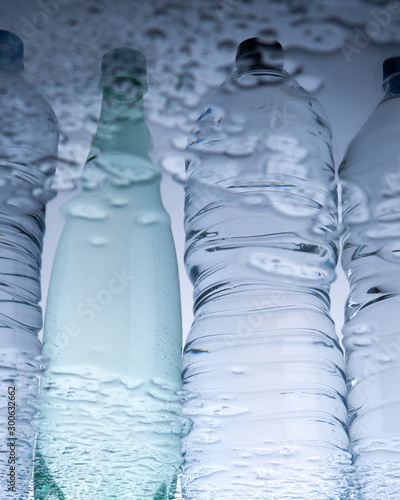 botellas de plástico reflejadas en agua