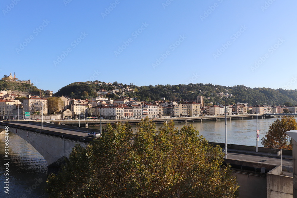 Le Pont De de Lattre de Tassigny dans la ville de Vienne - Département Isère - sur le fleuve Rhône