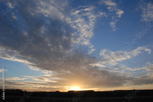 autumn sky breathes cold