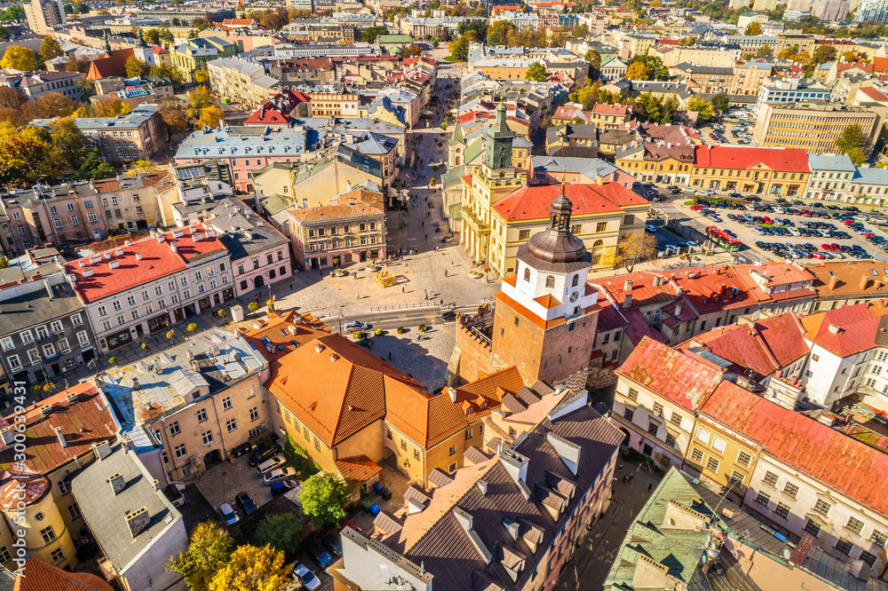 Lublin z lotu ptaka - widok na deptak i bramę Krakowską. Krajobraz miasta z powietrza.