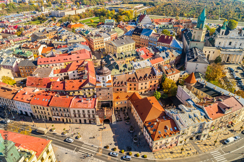 Brama Krakowska i stare miasto w Lublinie - widok z lotu ptaka. Krajobraz miasta z powietrza.