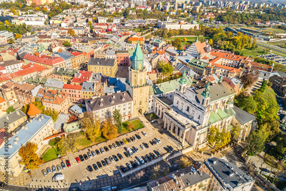 Lublin - krajobraz miasta z lotu ptaka. Wieża Trynitarska i Katedra Lubelska widziane z powietrza.