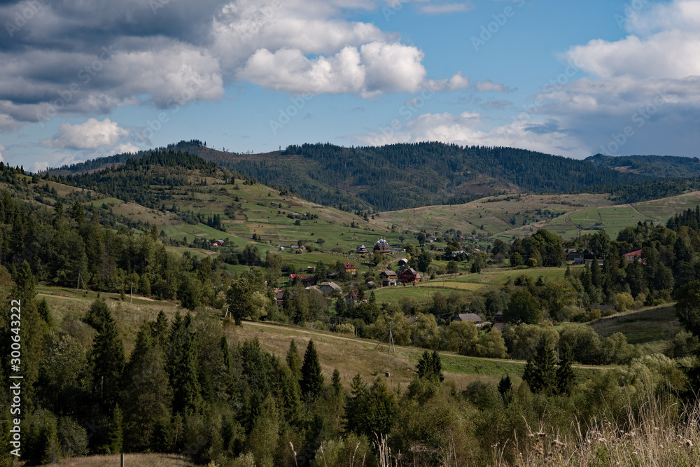 Panoramablick über die Berge der Nordkarpaten bei Plavya in der Ukraine 