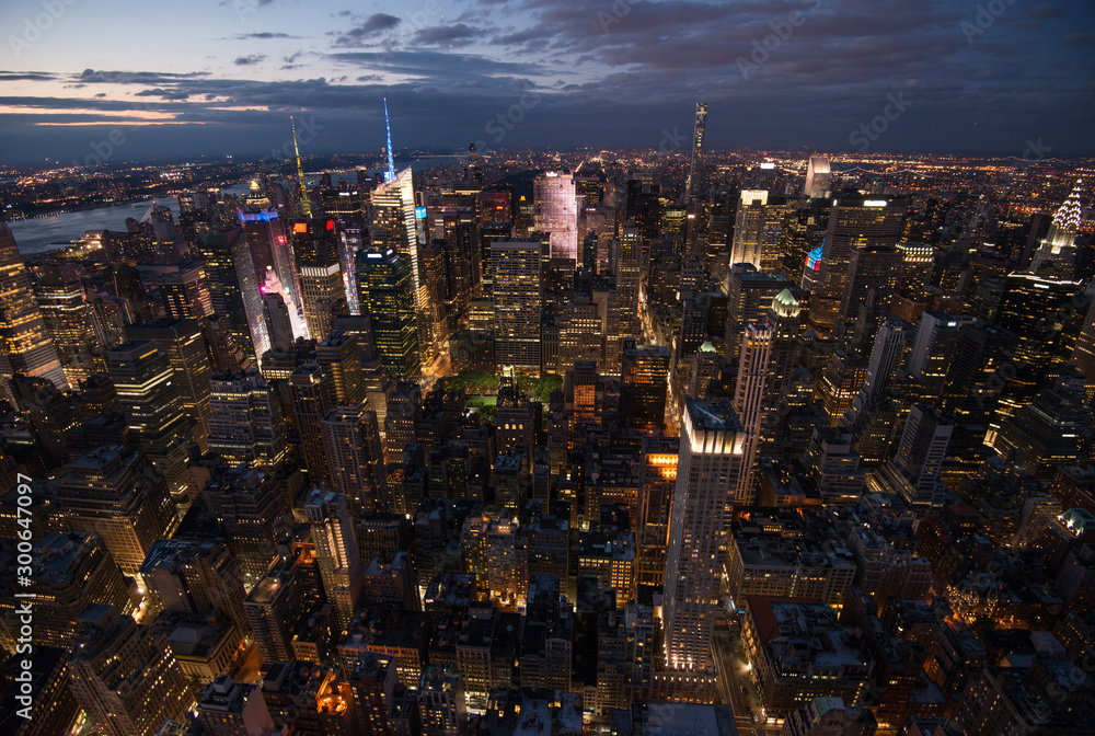 Fototapeta premium Manhattan New York city streets during sunset