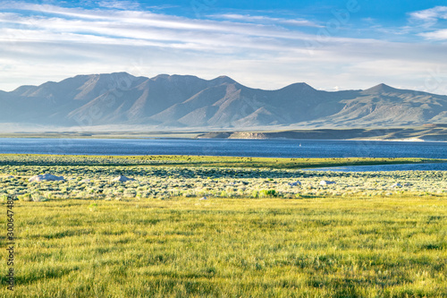 Foto Picturesque Golden Fields and Lake at Sunset: Lake Crowley and the Sierra Nevada