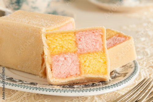 Fototapet Battenberg cake or Battenberg square a sponge with pink a yellow checks covered
