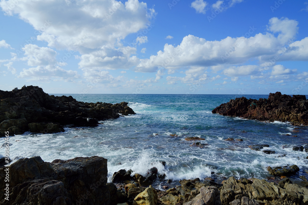 旅先の日常、青く美しい日本海と穏やかな白波
