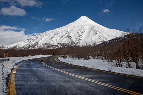 Vista del Volcán Lanín ubicado en la provincia de Neuquen, Argentina, en invierno.