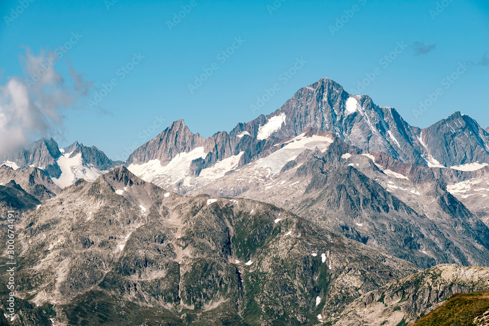 Die schweizer Alpen im Sommer