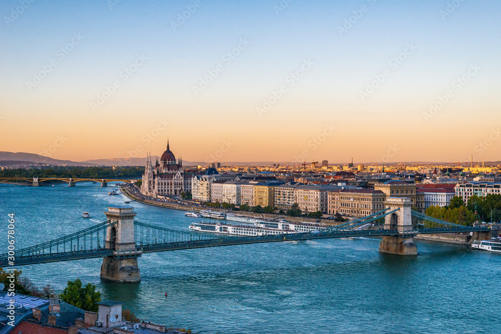 Obraz premium Budapest, Hungary - October 01, 2019: View of the Szechenyi Chain Bridge over Danube and the Hungarian Parliament Building in Budapest, Hungary