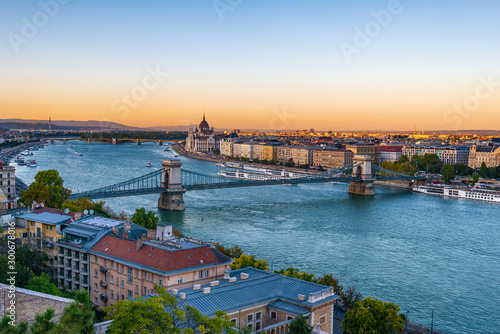 Budapeszt, Węgry - 01 października 2019: Widok na Most Łańcuchowy Szechenyi nad Dunajem i budynek Parlamentu Węgierskiego w Budapeszcie, Węgry