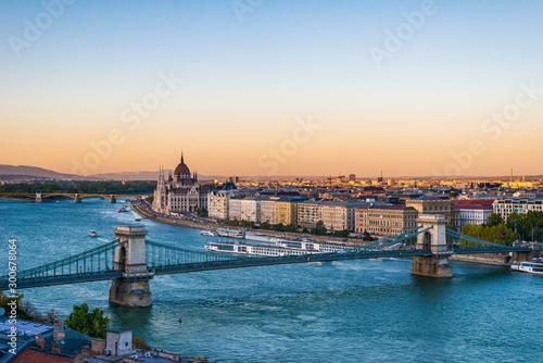 Budapeszt, Węgry - 01 października 2019: Widok na Most Łańcuchowy Szechenyi nad Dunajem i budynek Parlamentu Węgierskiego w Budapeszcie, Węgry