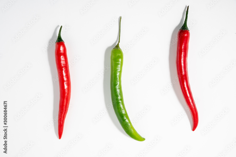 Drei schwebende Chillis auf weißem Hintergrund Drei schwebende Chillis auf weißem Hintergrund