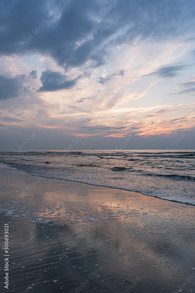 Fototapeta premium Sonnenuntergang am Meer – Nordsee, Niederlande