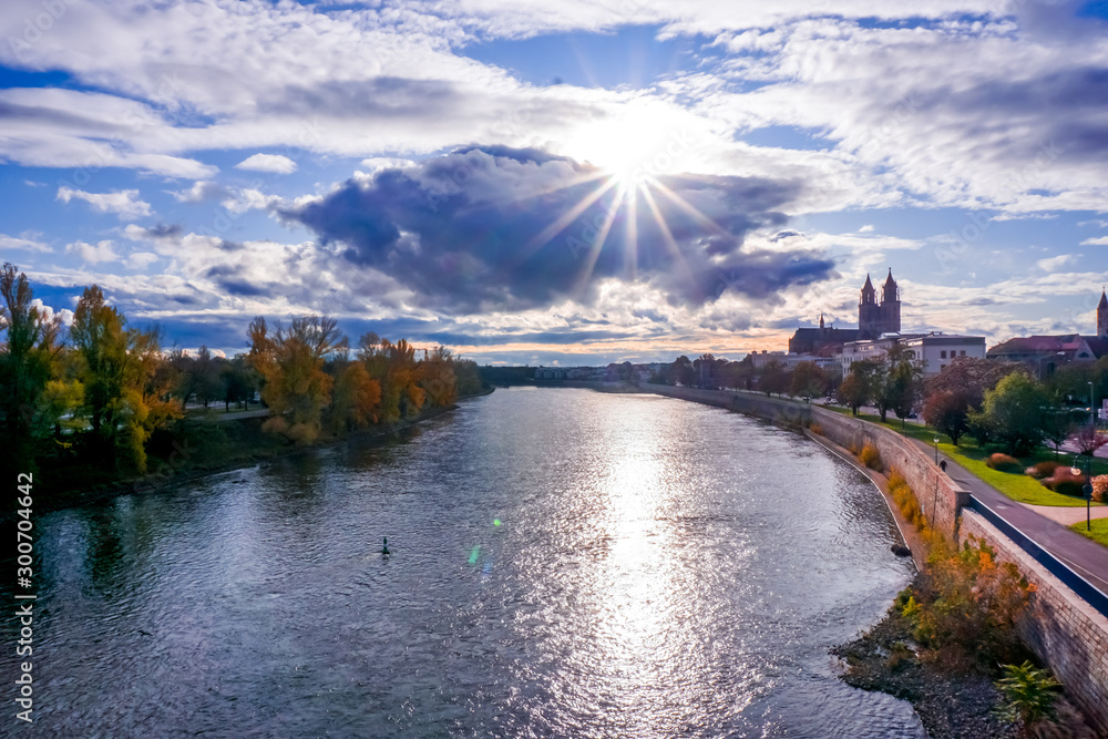 Naklejka premium Elbe und Blick auf den Dom in Magdeburg