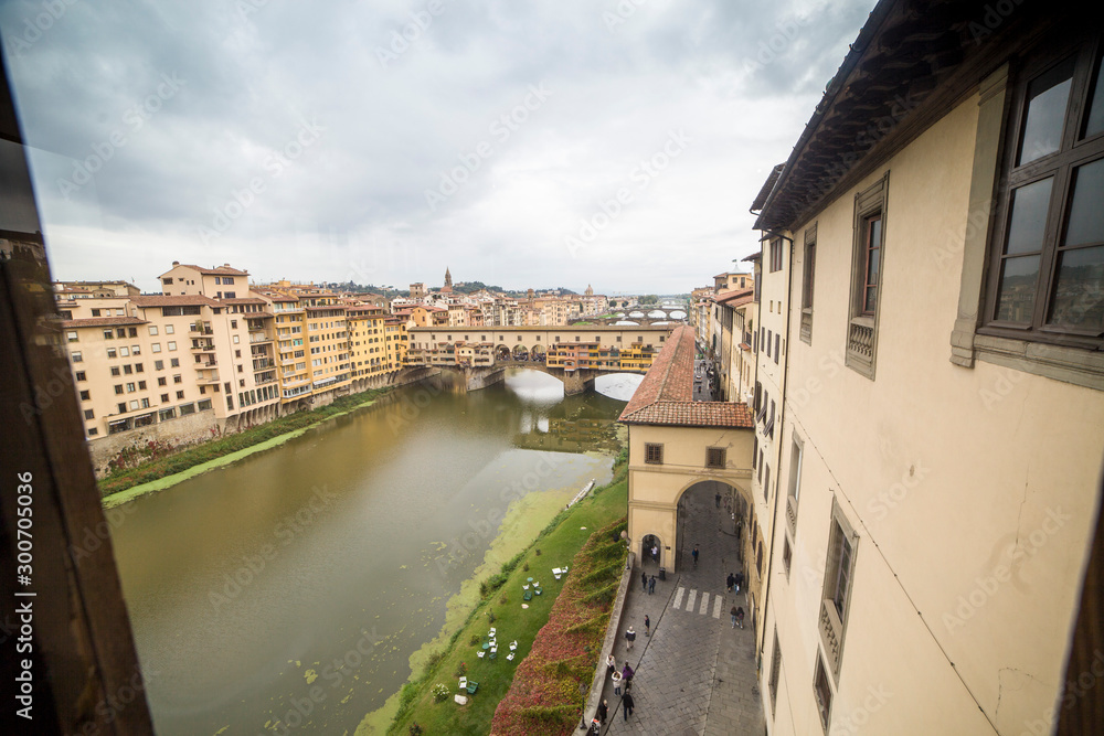 Italia, Firenze, il Ponte Vecchio e il fiume Arno.