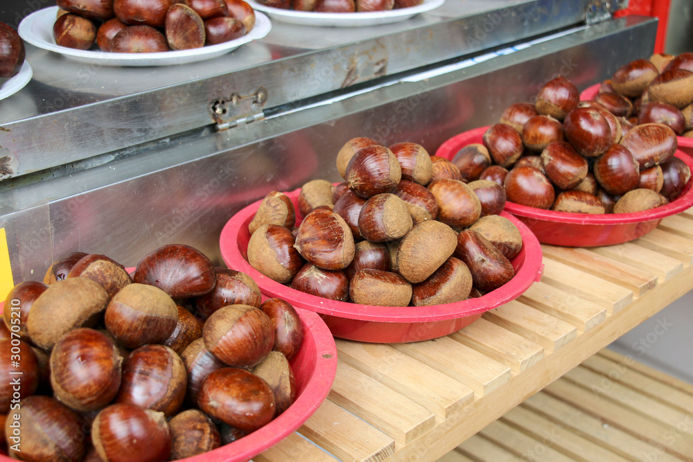 Obraz premium Fresh chestnuts in plates on a street shop counter Gamcheon Culture Village,Busan, South Korea