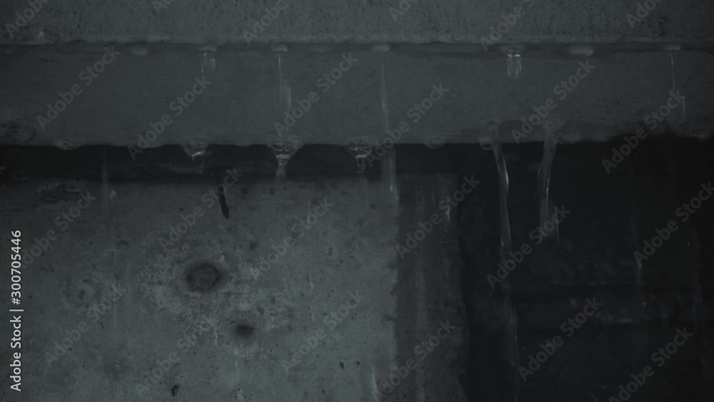 Gotas de agua en una viga en construccion