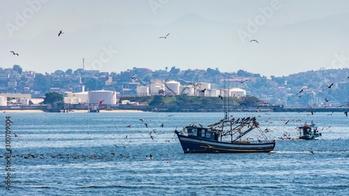 Passando de Barca pela Ponte Rio-Niterói na Baía de Guanabara photo