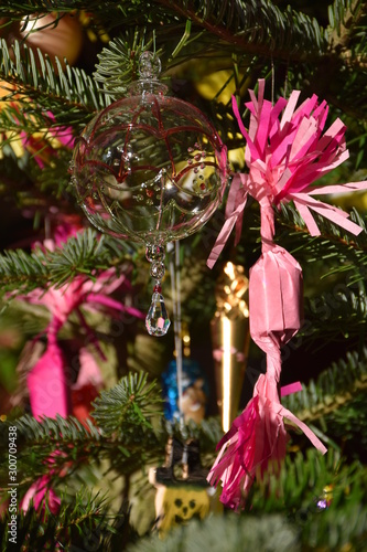 bunt geschmückter, traditioneller Christbaum mit Süßigkeiten
