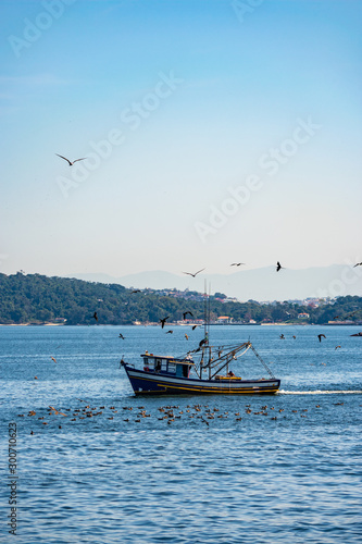 Passando de Barca pela Ponte Rio-Niterói na Baía de Guanabara photo