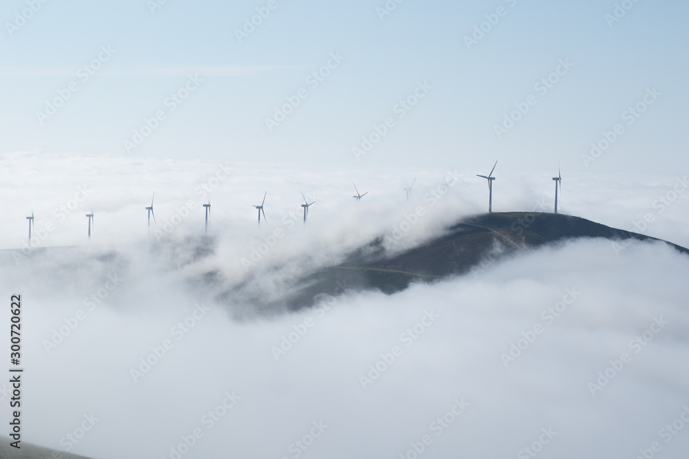 Niebla sobre la montaña y los aerogeneradores