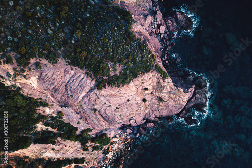 Luftaufnahme einer Küste mit Felsen, Meer und Brandung aus der Vogelperspektive 
