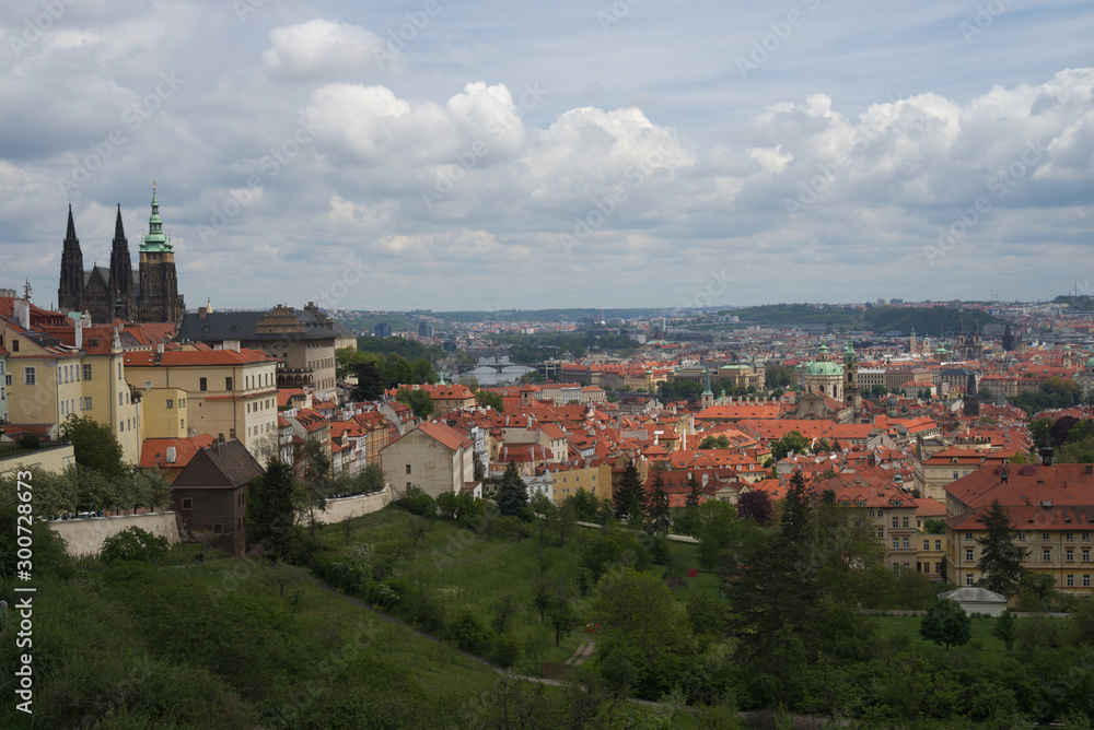 Prague, la cathédrale Saint-Guy domine la ville