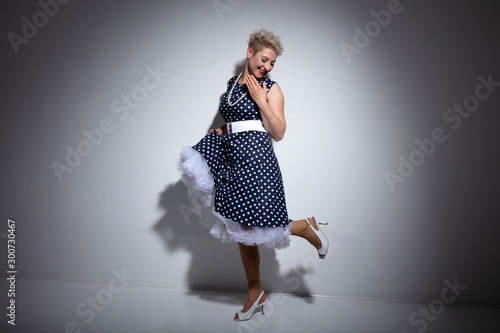Obraz na płótnie Frau im Vintage Pin Up Style mit Petticoat Porträt