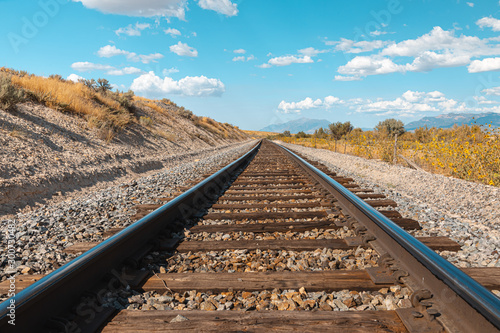 Papier peint Straight railroad track in Utah, USA - the way forward