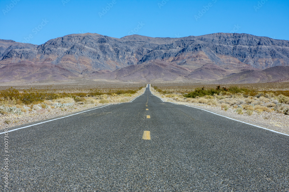 Naklejka premium Desert Road - Old Spanish Trail