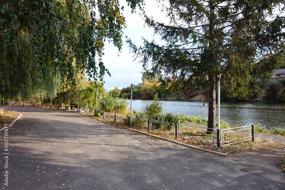 Obraz premium View of the Southern Bug River on a sunny day in Vinnitsa.