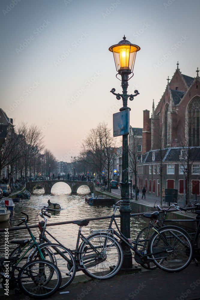 Laterne auf Brücke in Amsterdam