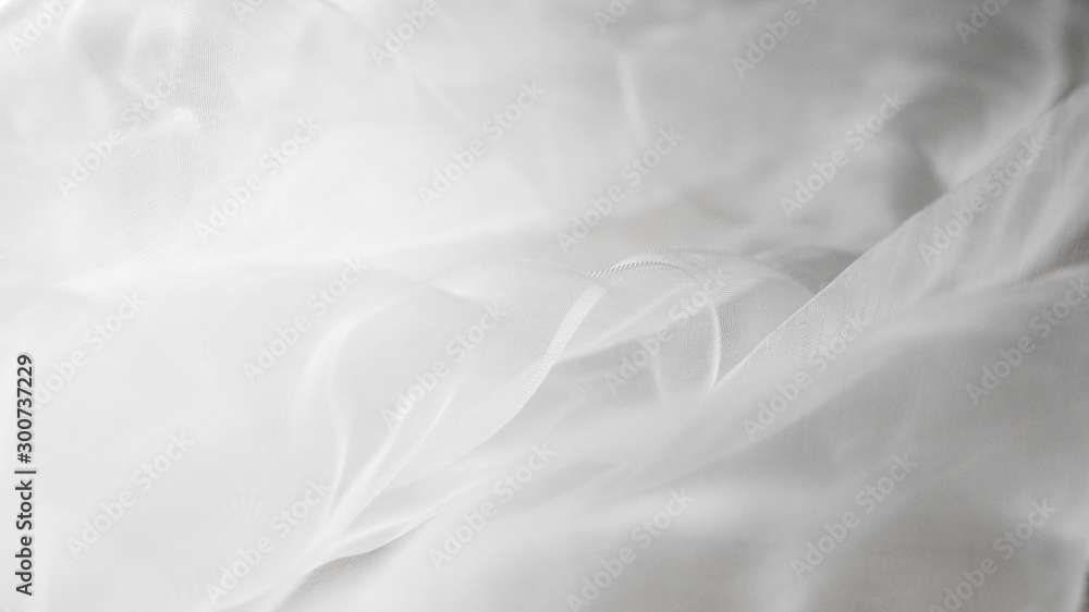 Durchsichtiger Tüll Stoff von einem Brautkleid zur Hochzeit als Hintergrund. Tüllstoff. Textil. 