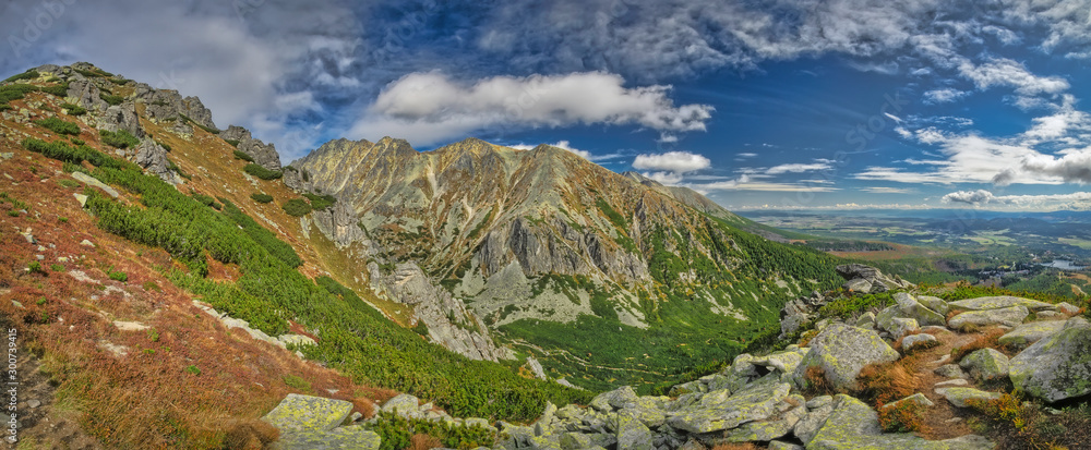 Naklejka premium Panoramic view of landscape in autumn sunny day