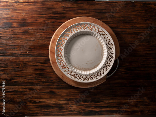 mesa y plato  blanco cenital. top white table and plate.