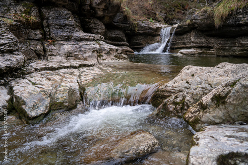 Bergbach mit Forellent  mpeln und kleinen Wasserf  llen