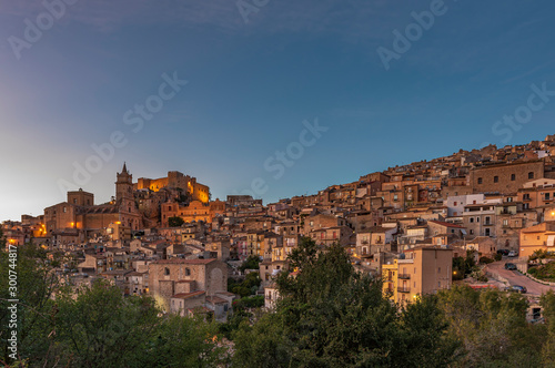 Skyline della cittadina medievale di Caccamo al crepuscolo, provincia di Palermo IT