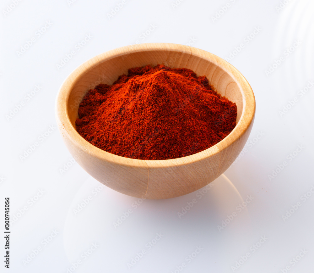 Haufen Chilipulver in einer Schüssel Haufen Chilipulver in einer Schüssel