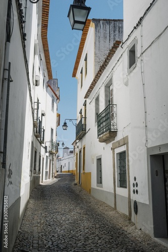Ruelle blanche d un village au Portugal