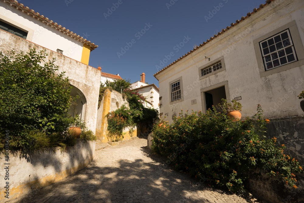 Place dans un village blanc au Portugal