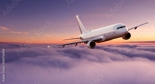 Samolot komercyjny lecący nad dramatyczne chmury podczas zachodu słońca.