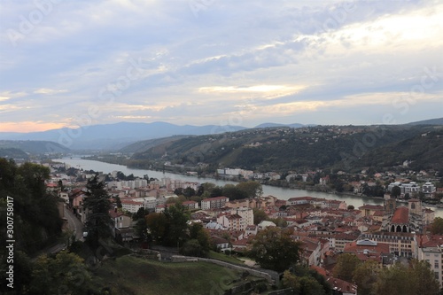 La ville de Vienne - Vue générale de la ville et de ses toîts depuis le Belvédère de Pipet - Département de l'isère - France