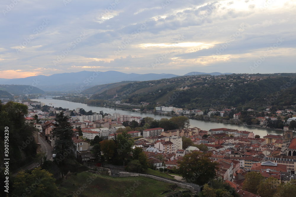 Fototapeta premium La ville de Vienne - Vue générale de la ville et de ses toîts depuis le Belvédère de Pipet - Département de l'isère - France