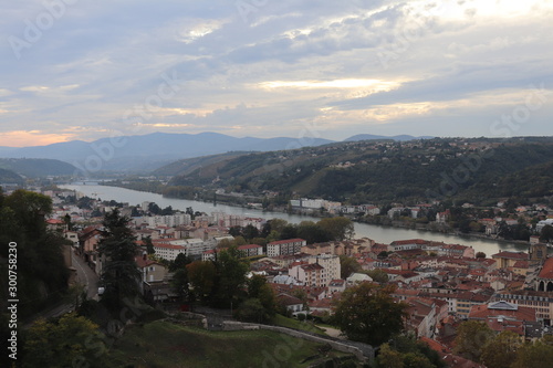 La ville de Vienne - Vue générale de la ville et de ses toîts depuis le Belvédère de Pipet - Département de l'isère - France