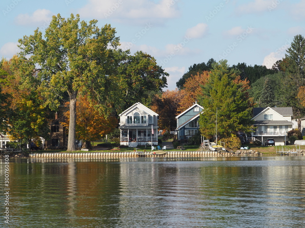 Obraz premium Lake Shoreline with Fall Colored Trees