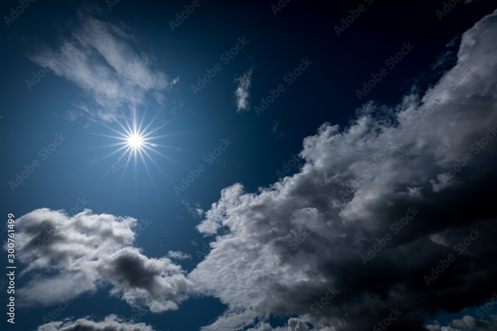 Obraz premium Sun shining in the cloudy sky.